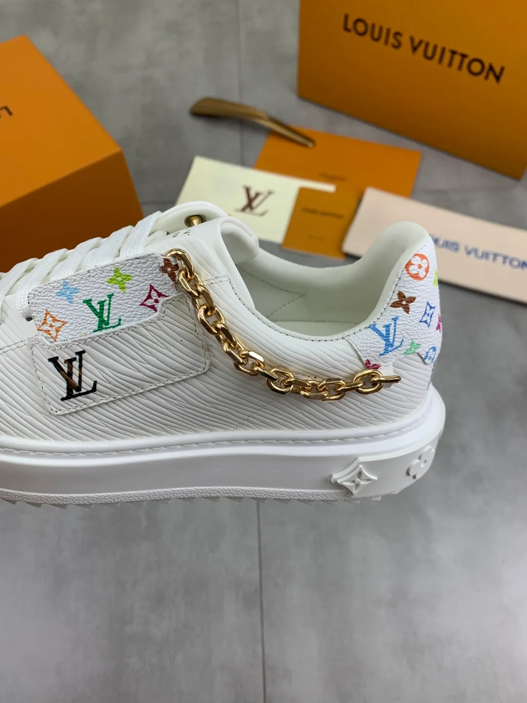 Men's men's shoes 💰P700 New 💶 Top version [LOUIS VUITTON] Couple 🧑‍🤝‍🧑 Craft style series (original order) New 🍀LV Louis Vuitton - top version LV classic high-top trendy shoes! Made of imported original craft calfskin, original breathable lining, and original wear-resistant, lightweight, high-end TPU outsole! High quality products! A variety of colors are available, code numbers: female 35-39, male 39-44 (female 40, male 45 customized)
